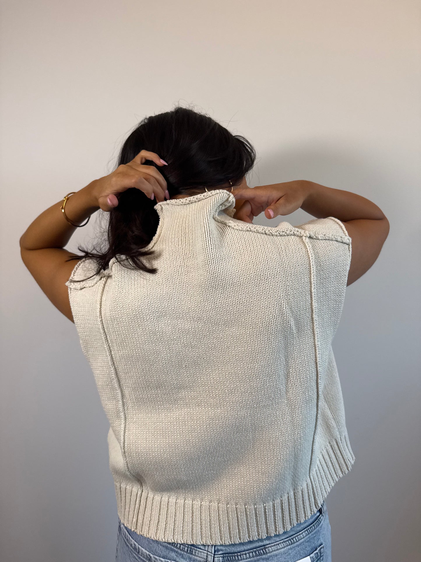 Highneck sleeveless knitted sweater