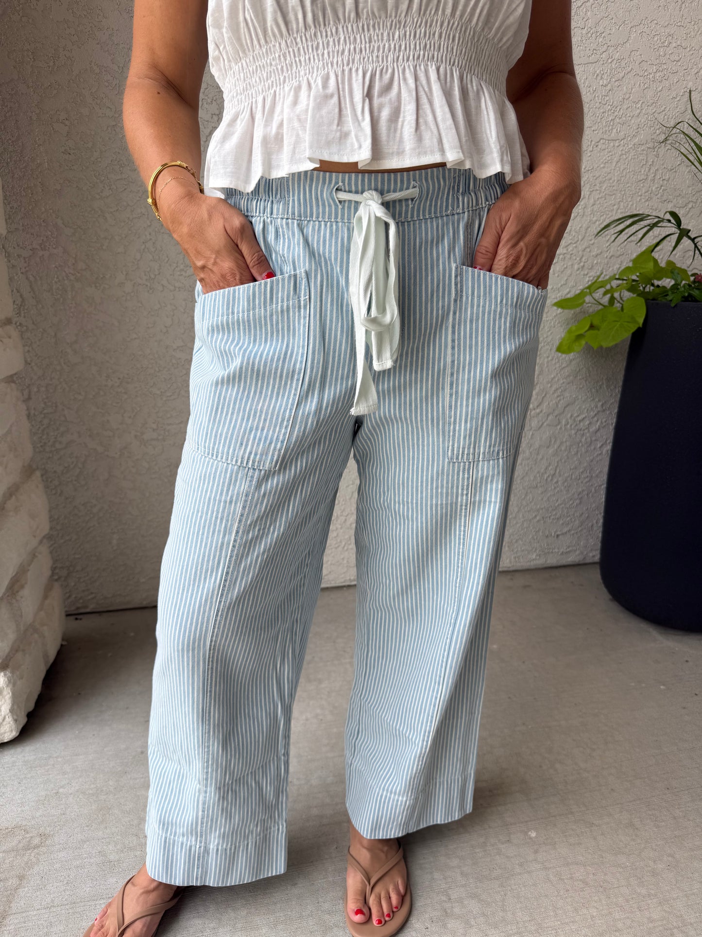 STRIPED WIDE LEG CROPPED PANTS LIGHT BLUE