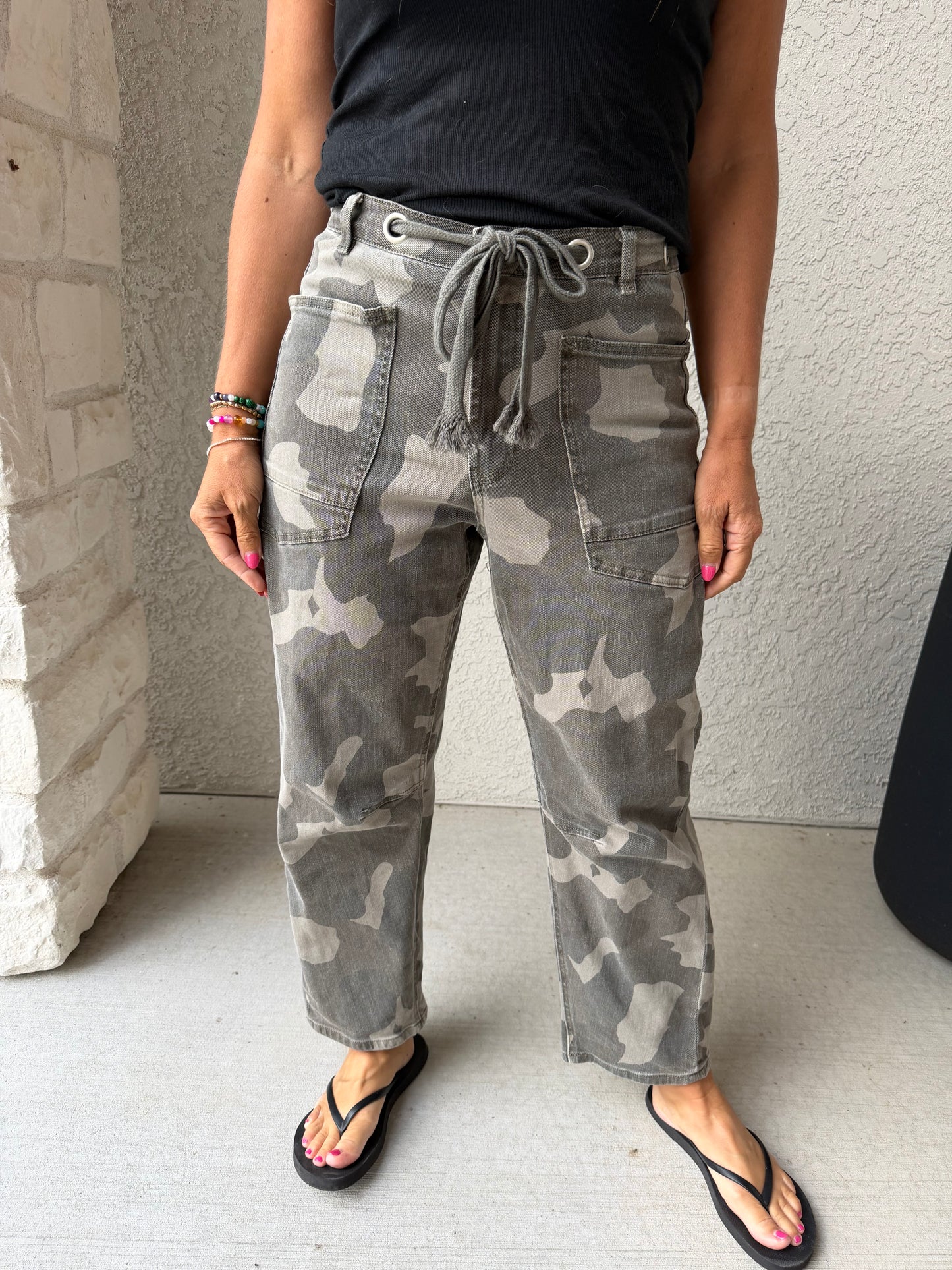 CAMOUFLAGE PRINT DENIM WITH BELT PANTS