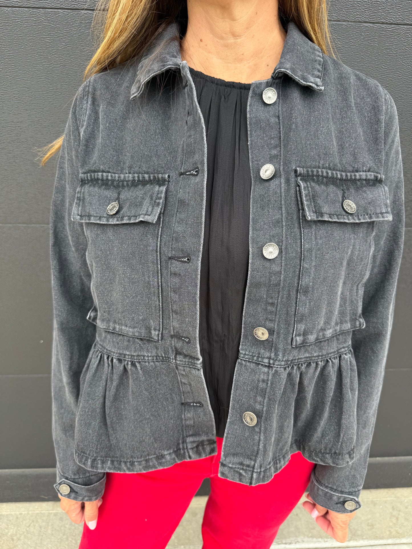 DENIM PEPLUM HEM FRONT BUTTON JACKET WITH POCKETS: BLACK
