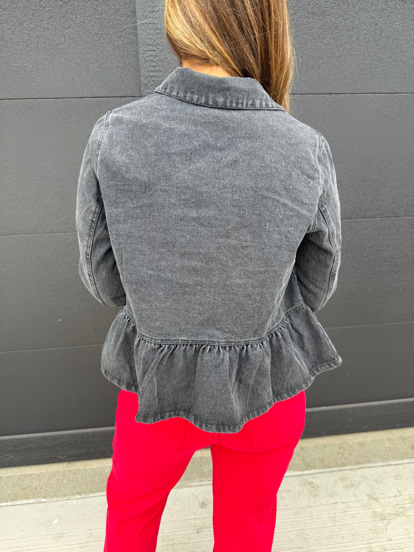 DENIM PEPLUM HEM FRONT BUTTON JACKET WITH POCKETS: BLACK