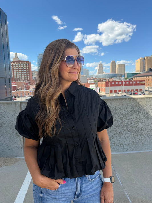 PLEATED BUBBLE HEM BUTTON DOWN TOP: BLACK