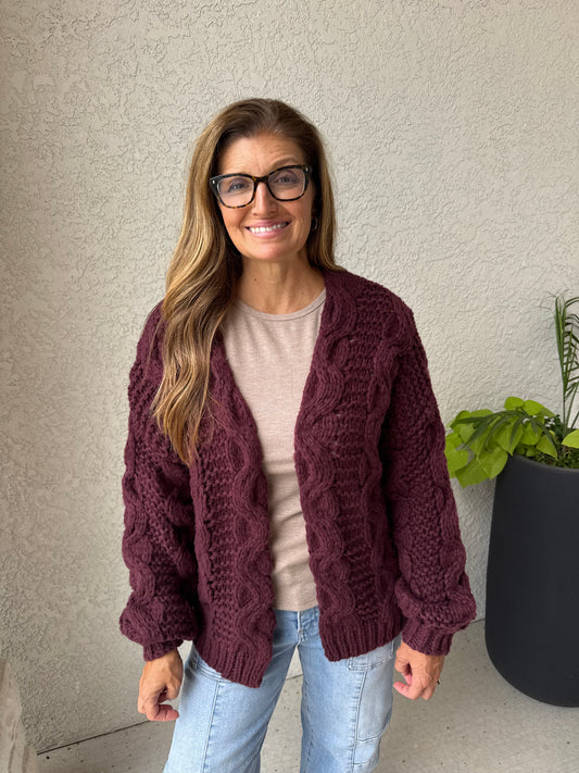 OPEN FRONT CHUNKY CABLE KNIT SWEATER CARDIGAN: MAROON